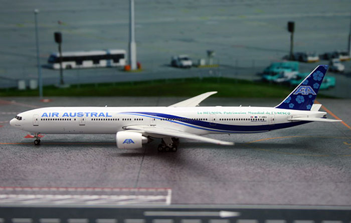 Amazon.com: Phoenix Air Austral for Boeing 777-300ER F-OSYD